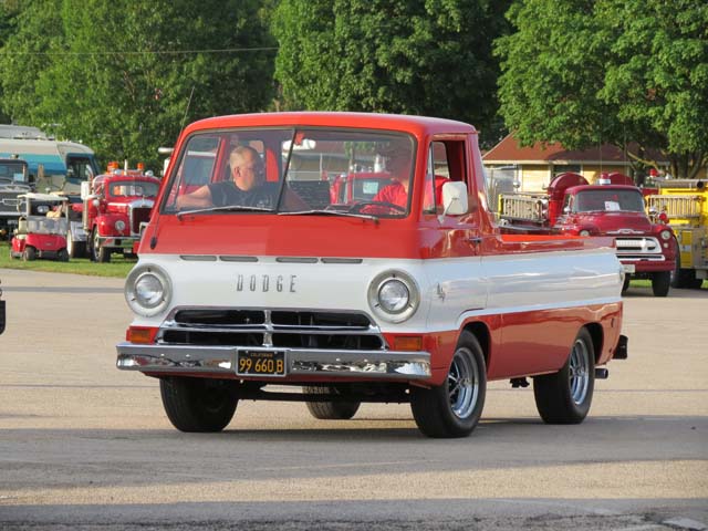 Bonita y poco habitual pick up Dodge, basada en las furgonetas ligeras de la marca.